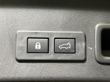 【パワーバックドア】スマートキーや運転席のボタンを押すだけでリアゲートが自動で開閉します!荷物を持っている時や、高い位置にあるバックドアを閉める際に便利な機能です♪