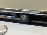 車の後方に小型カメラが付いておりバックする際の後方の様子をモニター上に表示します。