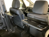 運転席・助手席の背もたれには、2列目シート用にカップホルダー付きの「格納式のシートバックテーブル」を装備しています。休憩時のちょっとした時間などカップを置いたり、小物置きに使えて便利です。