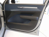 運転席ドアの全景です。キャビンを彩るすべてのものに、機能を形にした美しさが備わっています。