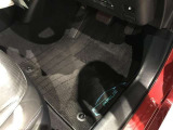 内装工程では、中古車を気持ちよくお乗りいただけるよう清掃しております。シートの洗浄はもちろん、ニオイの元となるフロアカーペットまで洗浄・消臭を実施。