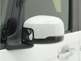 ◆ドアミラーウインカー◆ドアミラーにウインカーを装備しています。対向車に自身の進行方向を合図し安全に運転できます。