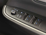 格納式リモコンドアミラーと、パワーウィンドウマスタースイッチです。車内の換気も運転席から簡単に行えます。