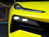 フルLEDヘッドライトはマトリックステクノロジーを使用して前方車両や対向車を眩惑することなく常にハイビームでの照射が可能です。