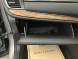 【グローボックス】助手席の前にあるグローボックスです。小物の収納に便利です。