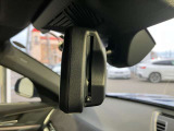 ETC内臓 自動防眩ルームミラー :後続車のライトが反射しても眩しくないように、ミラーの反射率を自動的に調整します。