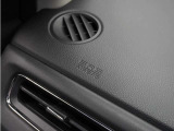 ◆助手席エアバッグ◆SRSエアバッグは、シートベルトだけでは防ぎきれない衝突時の衝撃から乗員を守るための安全装置。衝突時に瞬時に膨らみ、頭部や胸部がダッシュボードに直接衝突するのを防ぎます。