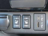 運転席と助手席のシートヒータースイッチです。2段階の温度調節機能付ですのでお好みの暖かさに設定可能ですね。USB電源ソケットはタイプAとCが前席に、後席にはタイプAが2個付いてますのでスマホ充電も楽々!