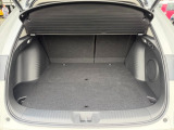 5名乗車時の荷室です。開口部が広くて荷物の積み込みも楽にできます!