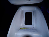 スマートホンを置くだけで充電できる機能も付いています。