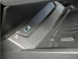ワイヤレス充電機能付き!USBも接続可能です。