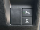 パーキングセンサーシステム。車両の前後にあるセンサーが障害物を検知し、音とメーター表示で障害物との距離を知らせてくれます。