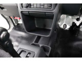 運転席と助手席の間にセンターロアボックスがあります!