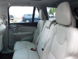 ボルボXC90の2列目シートはリクライニングも可能でございます。