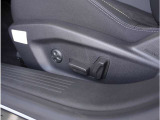 【助手席パワーシート】スイッチ一つで簡単にシートの微調整が可能。電動だから力もいりません。自分に最適なシートポジションにセットして、快適なドライブをお楽しみください。
