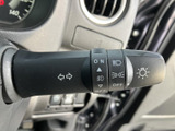操作しやすいウインカーレバー。スムーズな切り替え操作で、安全な車線変更をサポートします。視認性の高いデザインもポイントです。