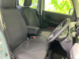 広々とした空間で、ゆったりとくつろげるシート。長距離ドライブも快適に過ごせるでしょう。