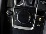 マツダコネクトを手元で操作するコマンダーコントロールはスイッチ類も大きく操作しやすく作られています。