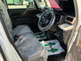 運転席はこちらです。プライベートな車内なのでリラックスできる空間を。
