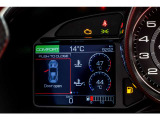 左側のディスプレイは各種車両情報を表示します。