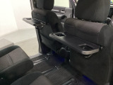 運転席・助手席の背もたれには、2列目シート用にカップホルダー付きの「格納式のシートバックテーブル」を装備しています。休憩時のちょっとした時間などカップを置いたり、小物置きに使えて便利です。