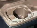 助手席側にも(前席/掘り込み式)ホットカップホルダー☆保温付で温活が車内でも実現♪600mlのペットボトルまで対応しておりスイッチ1つで温かい飲み物は保温を、冷たい飲み物は常温にしてくれます