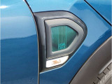 フロントタイヤより前の重量をなくし、車の運動性能を高めております。フロントタイヤから鼻先までが短いため、数値にてあらわれる「最小回転半径」より、小回りが利くことを実感いただけると思います。