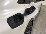 充電ポートは運転席側リヤフェンダーに設置されています。200V/16Aに対応しています。