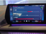 【ナビ純正】ワイドコントールディスプレイは、画面内に多数の情報を表示する事が可能です。センターコンソールiDriveコントローラー操作だけでなく、タッチパネルでの操作も可能となっております。