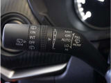 【オートワイパー機能】レバーをAUTOの位置にしているとき、レインセンサーが雨を感知すると、雨量に応じて、ワイパーが自動で作動します。