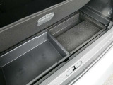 トランクボードを持ち上げれば・・・下にも収納スペースが設けてあります。