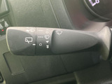 視界をクリアに保つワイパーレバー。雨天時でも安心して運転できるよう、操作性と耐久性を追求した設計です。