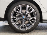 【BMWアロイホイル】軽量かつ強度に拘ったアロイホイル。走行性能ポテンシャルを引き出す設計。車の足元を引き締めてくれる大きなポイントはアロイホイルです。