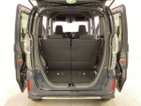 開口部も広く荷物の積み下ろしもしやすいお車となっております。シートの背もたれは5:5の割合で背もたれを可倒でき、前後のシートスライドもできるので荷室をひろげることができます。