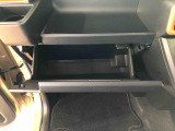 よく使うものが手を伸ばせばすぐ届く、機能面で充実した収納。