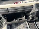 グローブボックスです!車内の収納力もある車です!