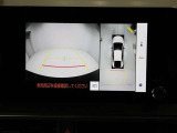 パノラミックビューモニターを装備。駐車場や交差点でクルマを真上から見るように周囲を確認できます。機能の詳細は販売店スタッフまでおたずねください。