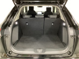 ラゲッジも広く使いやすいトランクは、開口部も広く荷物の積み下ろしもしやすいお車となっております。リアシートの背もたれは6:4の割合で分割して可倒できるので、長いお荷物などを載せることもできます。