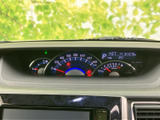必要な情報をひと目で確認できる、見やすいメーターデザインです。運転中の視線移動を減らし、安全運転をサポートします。
