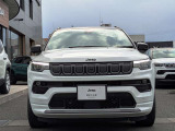 7つのグリルの「セブンスロットグリル」はJEEP車である象徴です。