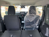 後部座席も十分な広さがあります!シートを倒せば荷物もさらに沢山積めますね♪