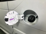 【ワンタッチ給油口】フューエルリッドの右端を押すとリッドが浮き上がり給油できます。