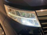 対象物が見やすく白く明るい光で夜間走行をサポートするフルLEDヘッドランプ(ロー/ハイビームオートレベリング機能付き・LEDクリアランスランプ付)を搭載