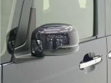 ◆ドアミラーウインカー◆ドアミラーにウインカーを装備しています。対向車に自身の進行方向を合図し安全に運転できます。
