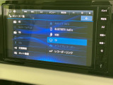使いやすいインターフェースで、目的地設定や音楽再生がスムーズに行えます。快適なドライブをサポートする機能が充実しています。