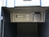 センターコンソール内にタイプCのジャックが2口ついております。