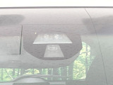 【シティブレーキアクティブシステム】低速走行中に前方の車両等を認識し、衝突しそうな時は警報とブレーキで衝突回避と被害軽減をアシスト。より安全にドライブをお楽しみいただけます。