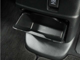 ◆センターロアボックス◆インパネ中央の下部には、ごみ箱としても使用する事ができるセンターロアボックスを装備しております。