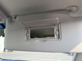 サンバイザーにミラーを装備しています。