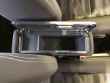 センターアームレスト付きで運転中も腕が楽々!